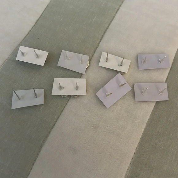 Set of assorted sparkly heart and flower earrings pierced studs - Picture 10 of 10